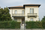 Villa Liberty con dependance, magazzini, box e terreno a Casteggio