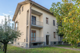 VILLA INDIPENDENTE CON DUE APPARTAMENTI, AMPIO GIARDINO E ACCESSORI